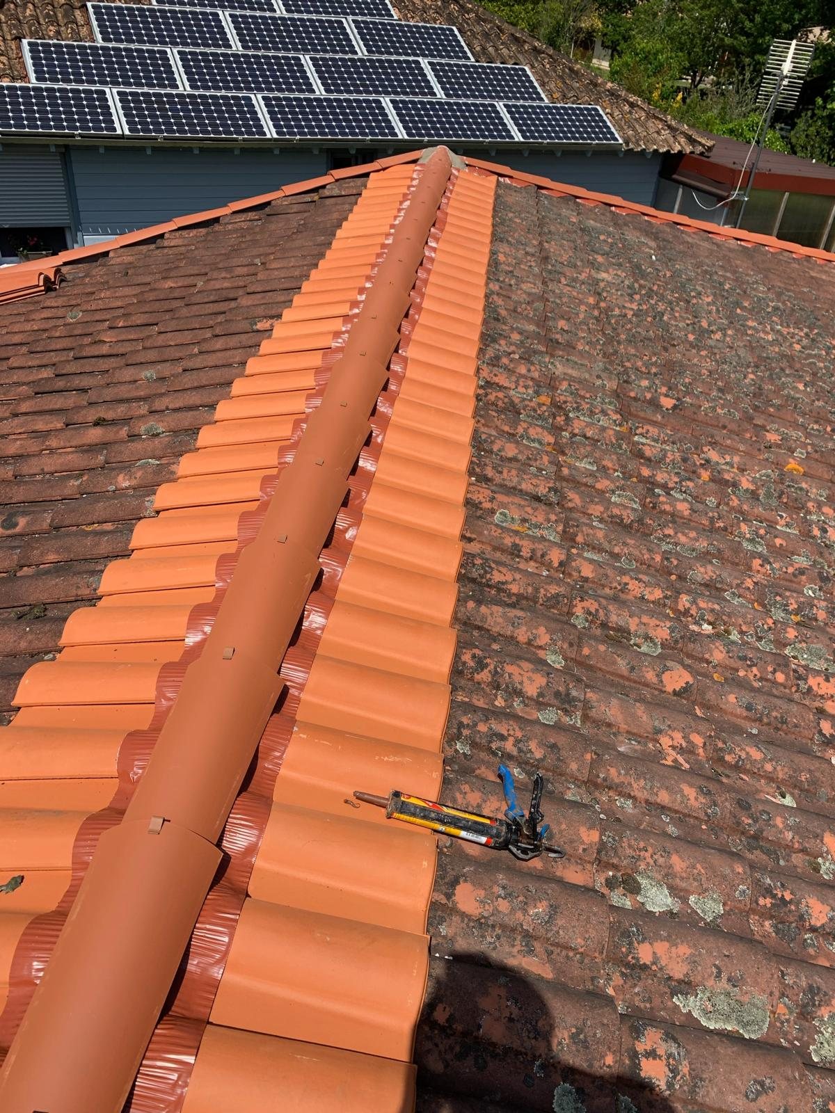 Toiture équipée de panneaux solaires sur couverture tuile