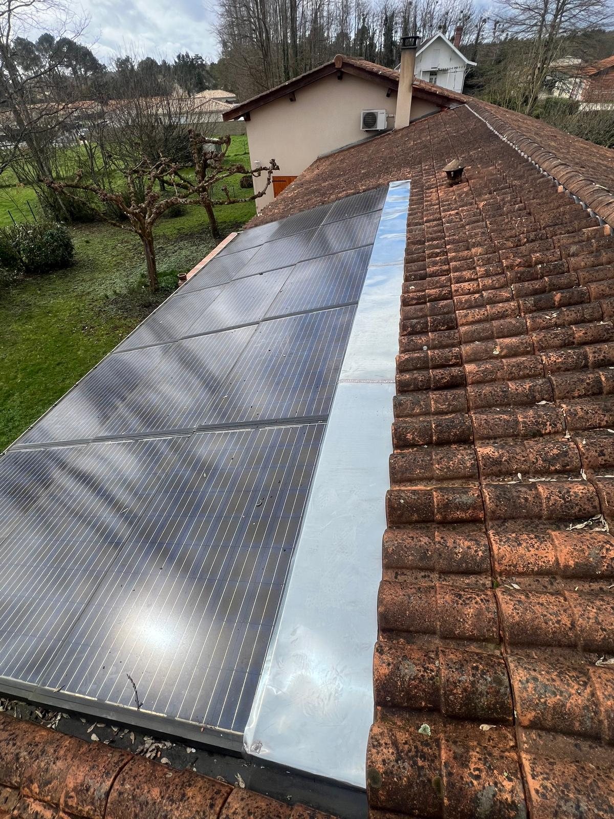 Toiture équipée de panneaux solaires sur couverture tuile